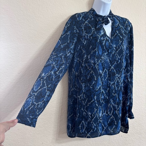 Nine West Women's Blue Snake Print Tie Neck Tunic Blouse Shirt Top M - Picture 2 of 11